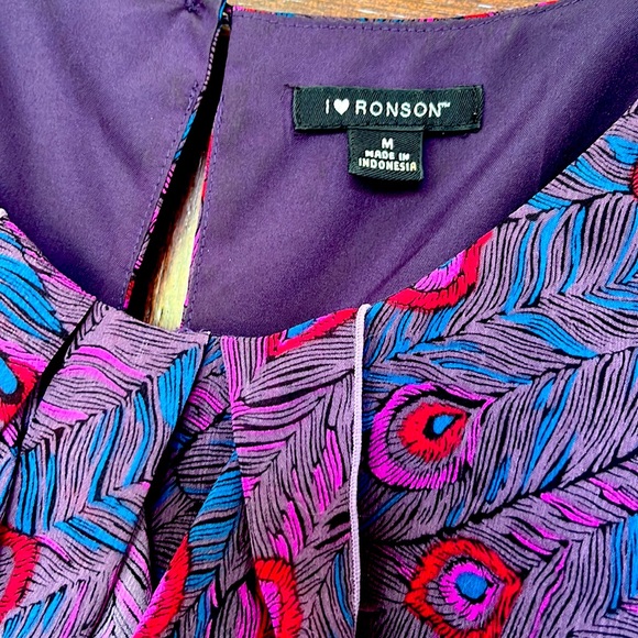 Sleeveless, unique print, ruffles in front and key hole in back, size M - Picture 3 of 5